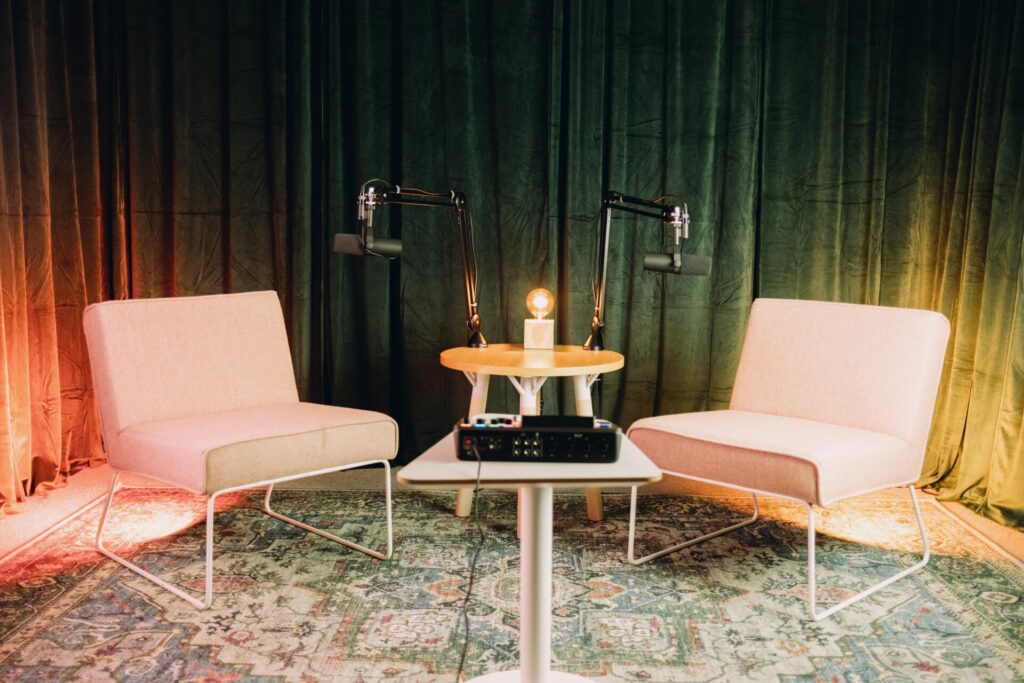 Moi Cast podcast -studio on viihtyisä