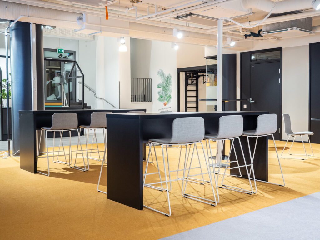office spaces jyväskylä, Valoisia työpisteitä yleisissä tiloissa, osa Crazy Town Jyväskylän toimitiloja