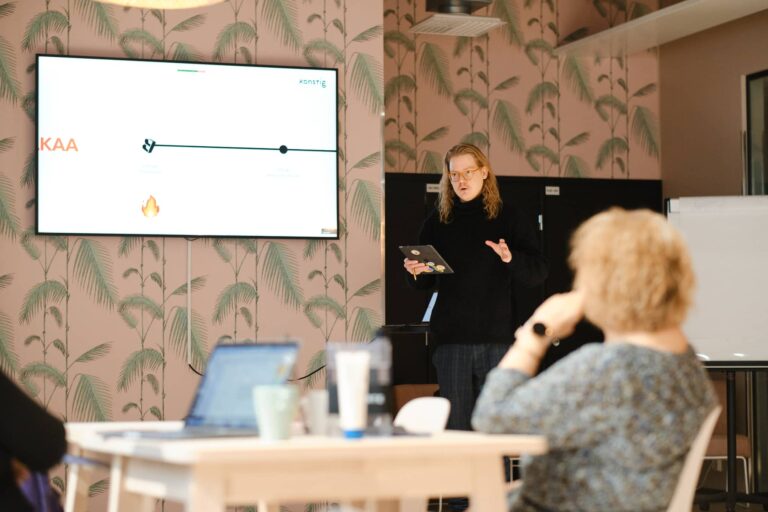Milloin yritys ei ole enää startup – esimerkki vakiintuneemmasta toiminnasta Crazy Townin yhteisössä.
