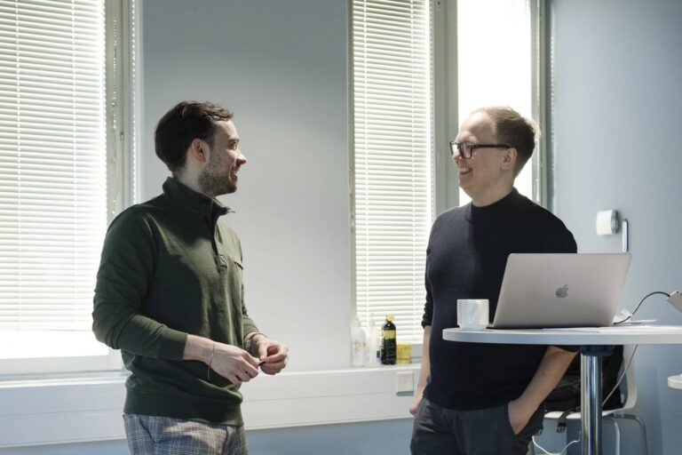 Mitä startup tarkoittaa käytännössä – keskustelu startup- ja kasvuyritysympäristössä Crazy Townissa.